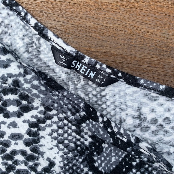 One shoulder snakeskin crop top - Picture 2 of 3